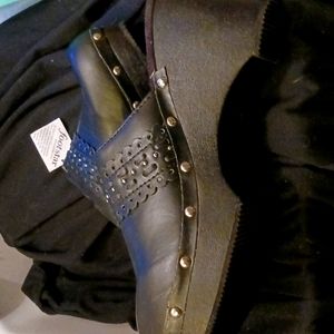 Pitch BLACK Studded Clogs Size 9 Brand New with Tags